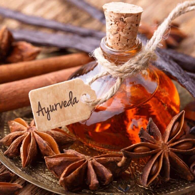 Ayurveda-Öl zwischen Sternanis und Zimtstangen